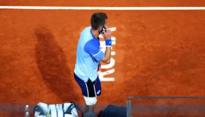 Una tapa, un celular e infinidad de warnings: Djokovic presenció las locuras de Moutet