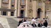 Dr. Simi llega al Vaticano y presume foto con el Papa Francisco