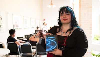 Escritora presenta su libro Nepesis