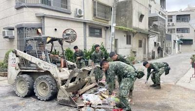 國軍八軍團官兵投入臺南市淹水區救災 協助鹽水及後壁區環境迅速復原