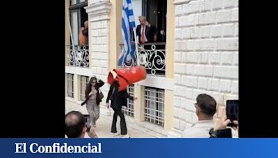 Dos turistas viajan a Grecia y les cae un jarrón gigante en la cabeza durante la celebración de la Pascua