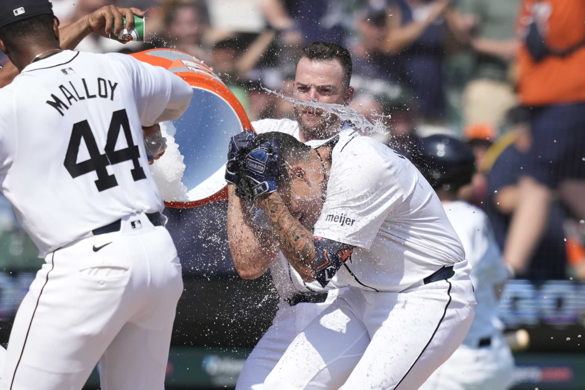 Tigers score five runs in the ninth, beat Dodgers 11-9 in 10 innings