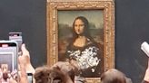 Mona Lisa: un hombre disfrazado de anciana le lanza un pastel a la obra maestra de Da Vinci en el Louvre