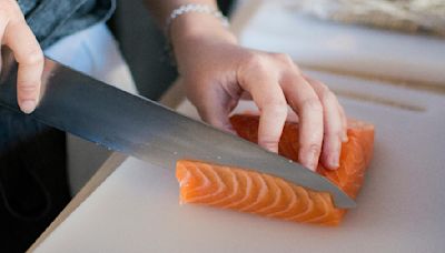 日本鮭魚變貴！進貨價格2年漲2倍 壽司店倒一排