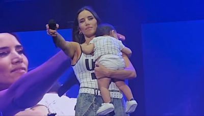 Un bebé se duerme en los brazos de India Martínez en un concierto y ahora ella pide ayuda para volver a verlo