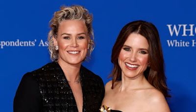 Sophia Bush y Ashlyn Harris debutan en la alfombra roja de la Cena de Corresponsales de la Casa Blanca 2024