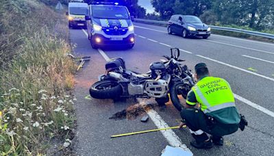 Muere un motorista al colisionar con un coche