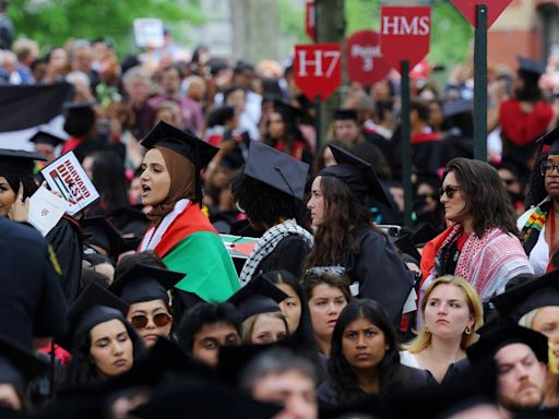 哈佛大學畢業禮數百人離場抗議校方懲罰曾參與示威的學生 - RTHK