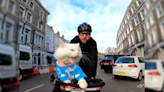 Cyclist Livestreams As His Cat Hisses At Dozens Of Pedestrians