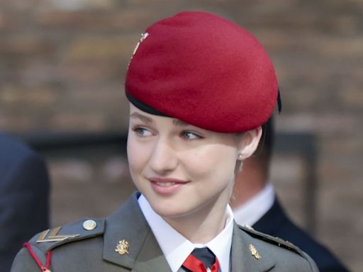 Leonor de Borbón recoge, emocionada y con uniforme militar, la Medalla de las Cortes de Aragón