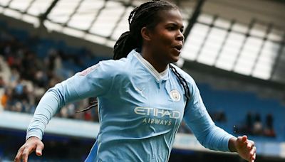 Bunny Shaw WINS Player of the Year at Women's Football awards