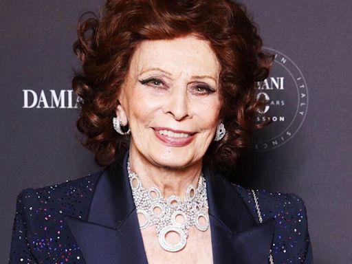 Sophia Loren, 89, dazzles while using a cane for rare public appearance