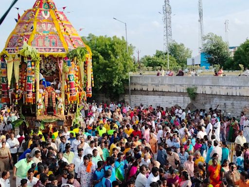 Hundreds of devotees take part in car procession of Sri Soundararaja Perumal Temple at Thadikombu