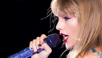 Taylor Swift didn't 'give a warning sign' for this acoustic set song in Warsaw