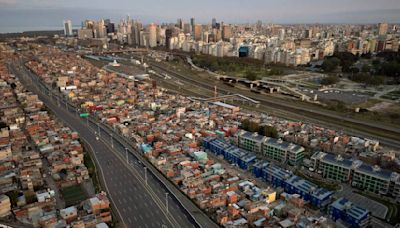 Argentina ya tiene al 55% de su población en la pobreza, según informe