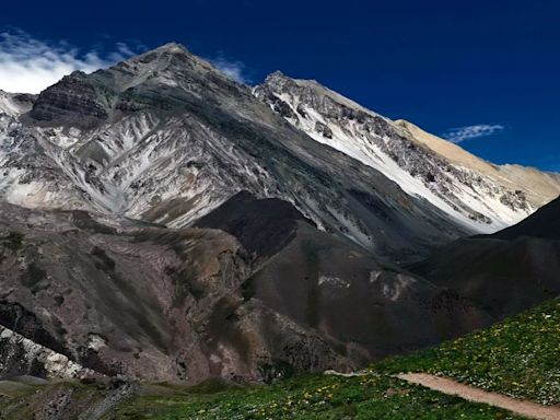 ¿Cuál es la montaña más alta de Sudamérica y qué se sabe sobre su santuario inca?