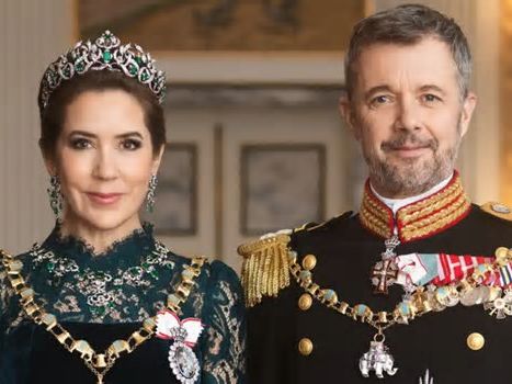 Los detalles simbólicos del primer retrato oficial de los Reyes de Dinamarca