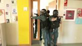 Un helicóptero y guardias civiles armados entran en un colegio de Zamora simulando un ataque terrorista