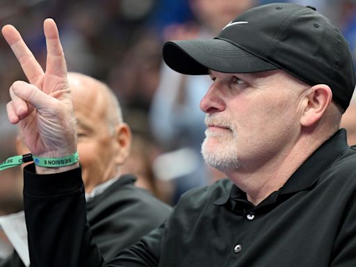 Dan Quinn sports T-shirt incorporating portion of abandoned logo