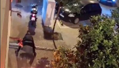 Con cascos y de noche: el vídeo de la inseguridad para comercios y vecinos en los Bermejales, en Sevilla