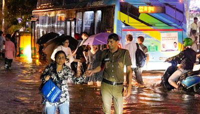 Delhi Traffic LIVE: Heavy Downpour Causes Waterlogging Under Minto Bridge, Lutyens' Delhi; Police Issues Advisory - News18