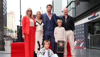 Chris Hemsworth le dedica su estrella en el Paseo de la Fama a sus padres, sus hijos y Elsa Pataky: “Puso sus sueños de lado por apoyar los míos”