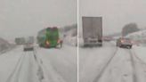 Una fuerte nevada dejó vehículos varados entre Bariloche y El Bolsón y rige una alerta para Neuquén y Río Negro
