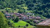 El pueblo de Asturias escondido entre montañas que está en un parque natural y tiene un árbol sagrado