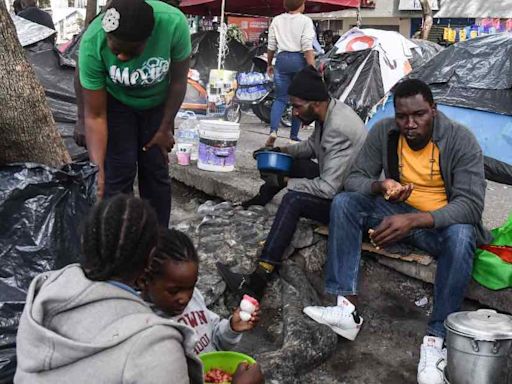 'Consensuado' traslado de migrantes de Plaza Giordano Bruno a Toluca y Edomex