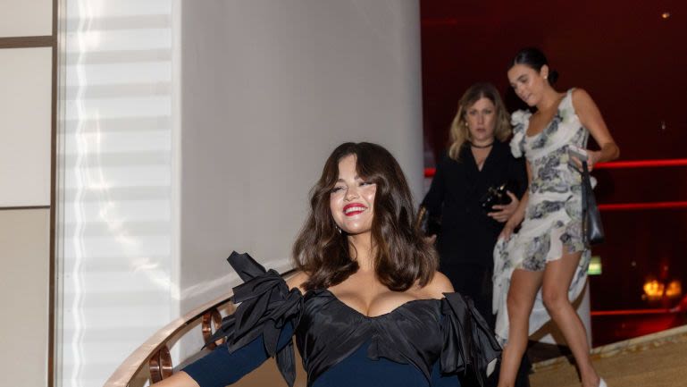 Selena Gomez Makes a Head-Turning Cannes Entrance in Custom Oscar de la Renta