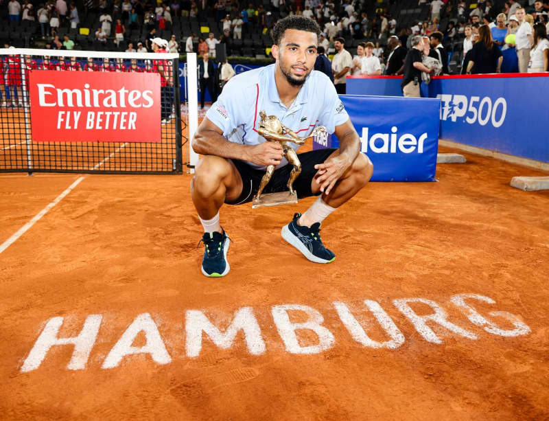 Fils stuns Zverev in Hamburg final