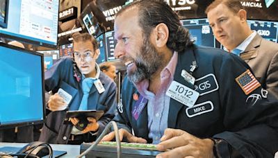 Wall Street cae con fuerza tras dato del PIB de EU y desplome de Meta