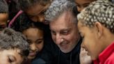 Luciano Huck surge rodeado de crianças no Rio Grande do Sul - OFuxico