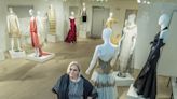 Su abuela la enseñó a coser y ahora tiene una colección de 5,000 vestidos en museo de moda en Miami