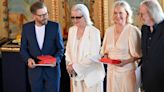 ABBA recibe de manos del rey de Suecia la Real Orden de Vassa por su trayectoria