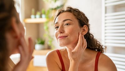 Enamórate del ácido hialorónico con este kit de sérums L'Oréal para rostro y ojos a un precio irresistible