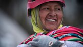 Las cholitas escaladoras de Bolivia buscan alcanzar su pico más alto