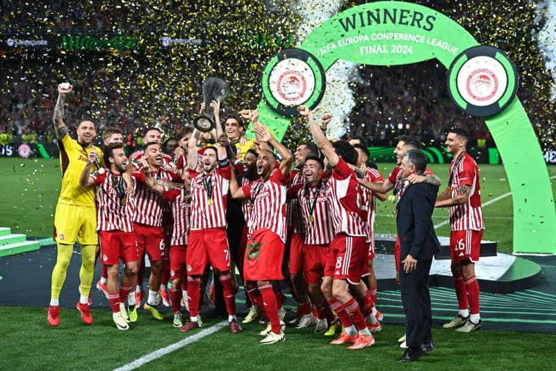 Thousands in Greece celebrate Olympiacos' Conference League title