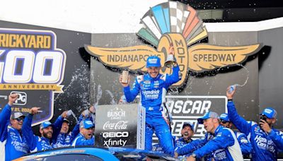 Larson makes late charge, wins 1st Brickyard 400