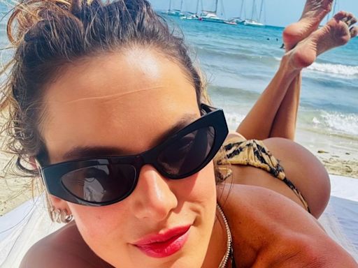 Alessandra Ambrosio abre álbum de férias em Ibiza