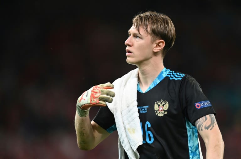 PSG sign Russian goalkeeper Safonov