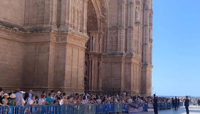 Decenas de personas se concentran frente al Palacio de la Almudaina en apoyo al Rey