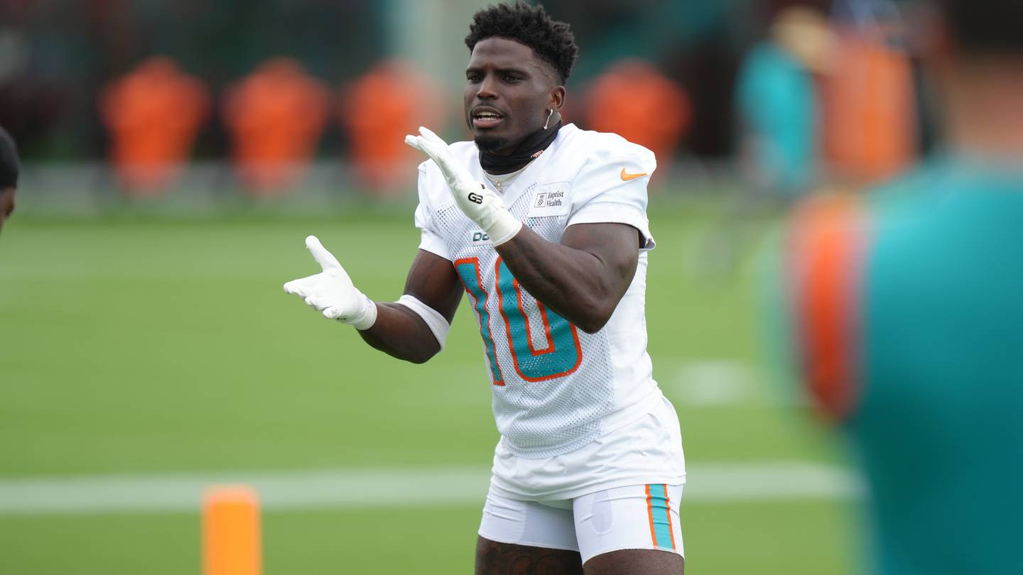 Tyreek Hill, Dolphins restructure deal to give WR $106.5 million guaranteed over four years