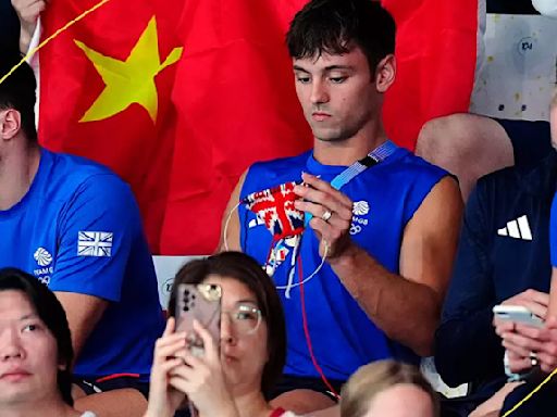 Tom Daley vuelve a tejer en París 2024, recordando su momento viral de Tokio 2020