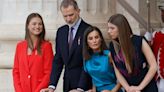 Los reyes Felipe VI y Letizia con sus hijas, en el balcón del Palacio Real: un taburete y una conversación