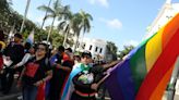 Colectivos LGTBI marchan en Bolivia en repudio de una ley que dicen que los margina