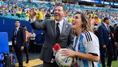 Presidente de Conmebol disfruta junto a Maluma en medio del caos previo al Argentina vs. Colombia - MARCA USA