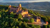 El castillo medieval de Francia incrustado a más de 750 metros de altura que es uno de los más bonitos del país