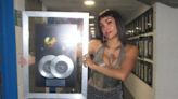 Video: así se robaban la placa del doble disco de platino de María Becerra | Policiales