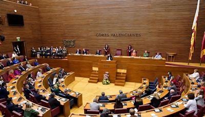 La presidenta de Les Corts llama a defender "nuestra identidad, nuestra tierra y España" en su primer 25 d'Abril